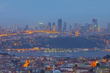 İstanbul Boğazı Köprüsü, gece. 15 Temmuz Şehitler Köprüsü. İstanbul / Türkiye.