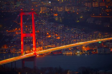 İstanbul Boğazı Köprüsü, gece. 15 Temmuz Şehitler Köprüsü. İstanbul / Türkiye.