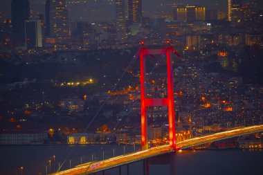 İstanbul Boğazı Köprüsü, gece. 15 Temmuz Şehitler Köprüsü. İstanbul / Türkiye.