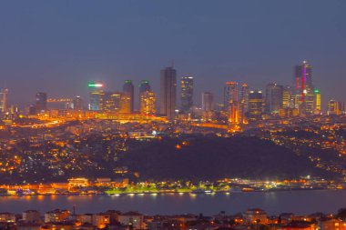 İstanbul Boğazı Köprüsü, gece. 15 Temmuz Şehitler Köprüsü. İstanbul / Türkiye.