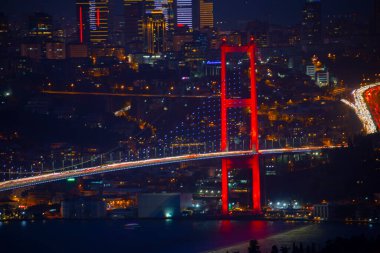 İstanbul Boğazı Köprüsü, gece. 15 Temmuz Şehitler Köprüsü. İstanbul / Türkiye.