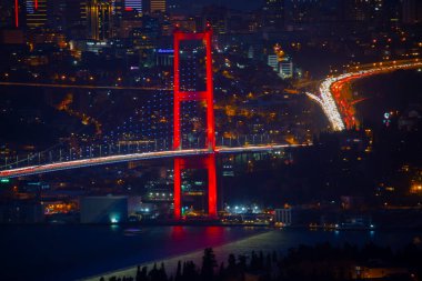 İstanbul Boğazı Köprüsü, gece. 15 Temmuz Şehitler Köprüsü. İstanbul / Türkiye.