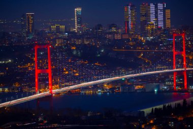 İstanbul Boğazı Köprüsü, gece. 15 Temmuz Şehitler Köprüsü. İstanbul / Türkiye.