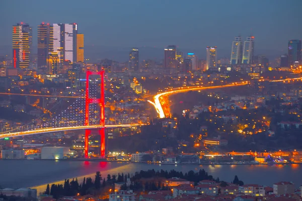 İstanbul Boğazı Köprüsü, gece. 15 Temmuz Şehitler Köprüsü. İstanbul / Türkiye.