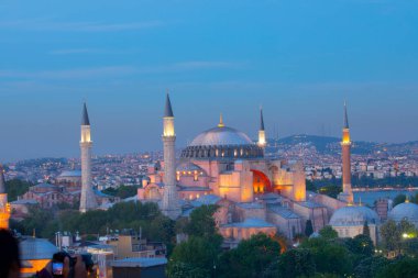 İstanbul 'da Ayasofya' nın güzel manzarası, gün batımında Türkiye 'nin tepesinden