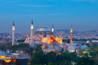 İstanbul 'da Ayasofya' nın güzel manzarası, gün batımında Türkiye 'nin tepesinden