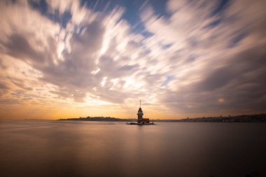 Günbatımı ve akşam parlamento saatleri Maiden 's Tower dünyanın en çok fotoğraflanan mimarisi unvanına sahip..