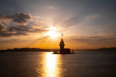Günbatımı ve akşam parlamento saatleri Maiden 's Tower dünyanın en çok fotoğraflanan mimarisi unvanına sahip..