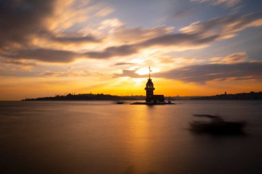 Günbatımı ve akşam parlamento saatleri Maiden 's Tower dünyanın en çok fotoğraflanan mimarisi unvanına sahip..