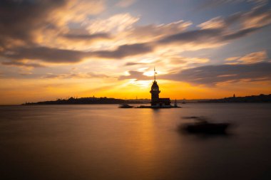 Günbatımı ve akşam parlamento saatleri Maiden 's Tower dünyanın en çok fotoğraflanan mimarisi unvanına sahip..