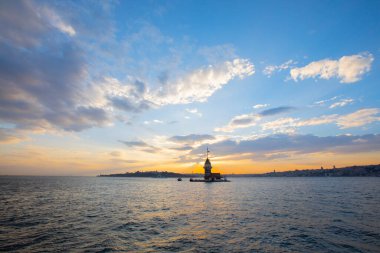 Günbatımı ve akşam parlamento saatleri Maiden 's Tower dünyanın en çok fotoğraflanan mimarisi unvanına sahip..