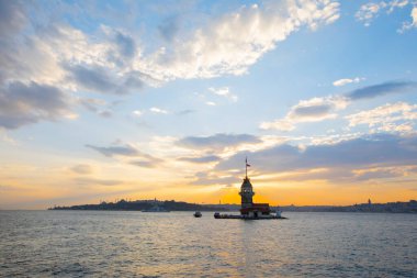 Günbatımı ve akşam parlamento saatleri Maiden 's Tower dünyanın en çok fotoğraflanan mimarisi unvanına sahip..