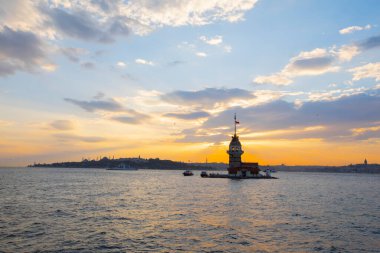 Günbatımı ve akşam parlamento saatleri Maiden 's Tower dünyanın en çok fotoğraflanan mimarisi unvanına sahip..