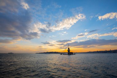 Günbatımı ve akşam parlamento saatleri Maiden 's Tower dünyanın en çok fotoğraflanan mimarisi unvanına sahip..