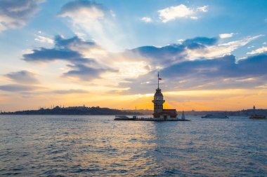 Günbatımı ve akşam parlamento saatleri Maiden 's Tower dünyanın en çok fotoğraflanan mimarisi unvanına sahip..