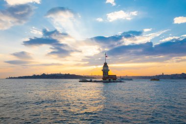 Günbatımı ve akşam parlamento saatleri Maiden 's Tower dünyanın en çok fotoğraflanan mimarisi unvanına sahip..