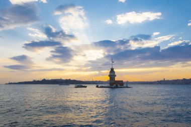 Günbatımı ve akşam parlamento saatleri Maiden 's Tower dünyanın en çok fotoğraflanan mimarisi unvanına sahip..