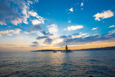 Günbatımı ve akşam parlamento saatleri Maiden 's Tower dünyanın en çok fotoğraflanan mimarisi unvanına sahip..