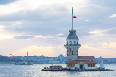 Günbatımı ve akşam parlamento saatleri Maiden 's Tower dünyanın en çok fotoğraflanan mimarisi unvanına sahip..