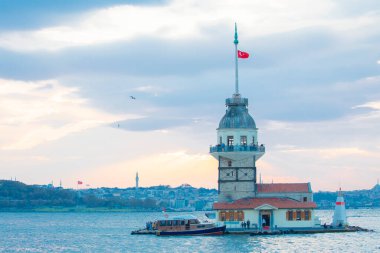 Günbatımı ve akşam parlamento saatleri Maiden 's Tower dünyanın en çok fotoğraflanan mimarisi unvanına sahip..