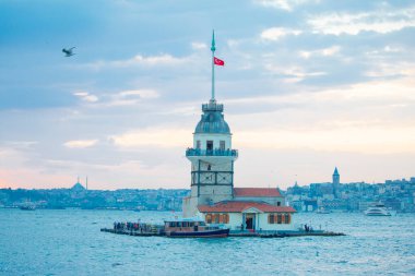 Günbatımı ve akşam parlamento saatleri Maiden 's Tower dünyanın en çok fotoğraflanan mimarisi unvanına sahip..