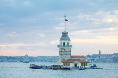 Günbatımı ve akşam parlamento saatleri Maiden 's Tower dünyanın en çok fotoğraflanan mimarisi unvanına sahip..