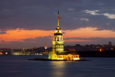 Günbatımı ve akşam parlamento saatleri Maiden 's Tower dünyanın en çok fotoğraflanan mimarisi unvanına sahip..