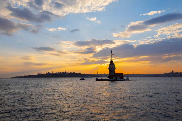Günbatımı ve akşam parlamento saatleri Maiden 's Tower dünyanın en çok fotoğraflanan mimarisi unvanına sahip..