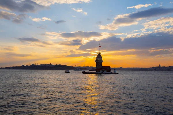 Günbatımı ve akşam parlamento saatleri Maiden 's Tower dünyanın en çok fotoğraflanan mimarisi unvanına sahip..