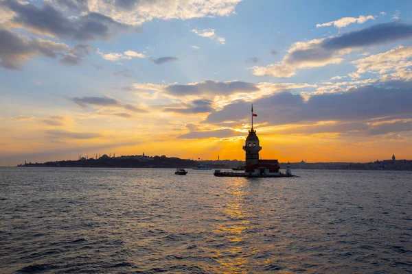 Günbatımı ve akşam parlamento saatleri Maiden 's Tower dünyanın en çok fotoğraflanan mimarisi unvanına sahip..