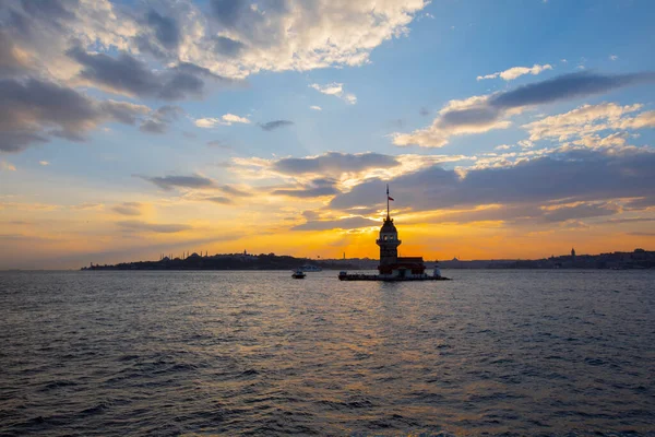 Günbatımı ve akşam parlamento saatleri Maiden 's Tower dünyanın en çok fotoğraflanan mimarisi unvanına sahip..