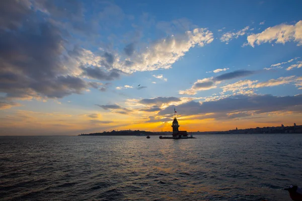Günbatımı ve akşam parlamento saatleri Maiden 's Tower dünyanın en çok fotoğraflanan mimarisi unvanına sahip..
