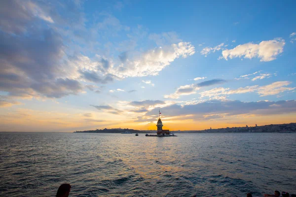 Günbatımı ve akşam parlamento saatleri Maiden 's Tower dünyanın en çok fotoğraflanan mimarisi unvanına sahip..