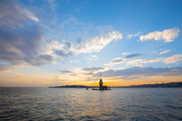 Günbatımı ve akşam parlamento saatleri Maiden 's Tower dünyanın en çok fotoğraflanan mimarisi unvanına sahip..
