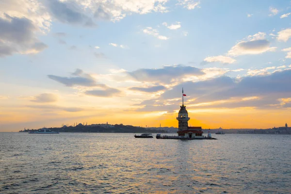 Günbatımı ve akşam parlamento saatleri Maiden 's Tower dünyanın en çok fotoğraflanan mimarisi unvanına sahip..