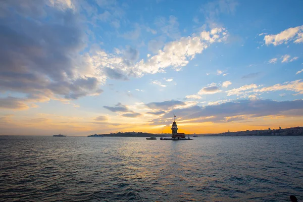 Günbatımı ve akşam parlamento saatleri Maiden 's Tower dünyanın en çok fotoğraflanan mimarisi unvanına sahip..