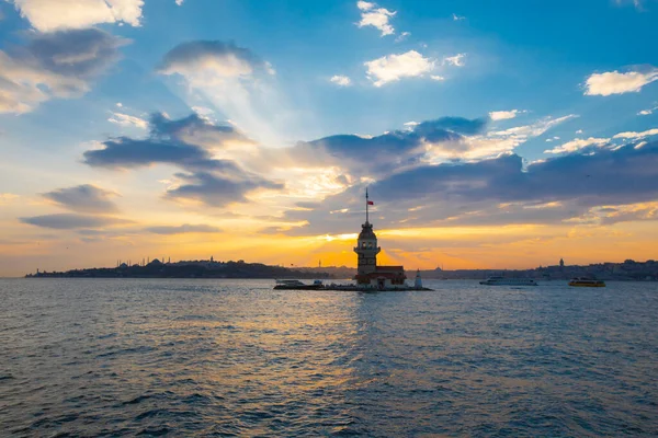 Günbatımı ve akşam parlamento saatleri Maiden 's Tower dünyanın en çok fotoğraflanan mimarisi unvanına sahip..