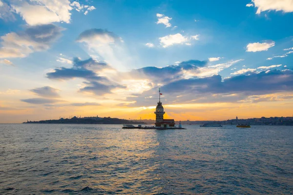 Günbatımı ve akşam parlamento saatleri Maiden 's Tower dünyanın en çok fotoğraflanan mimarisi unvanına sahip..