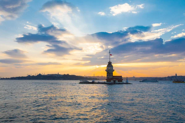 Günbatımı ve akşam parlamento saatleri Maiden 's Tower dünyanın en çok fotoğraflanan mimarisi unvanına sahip..