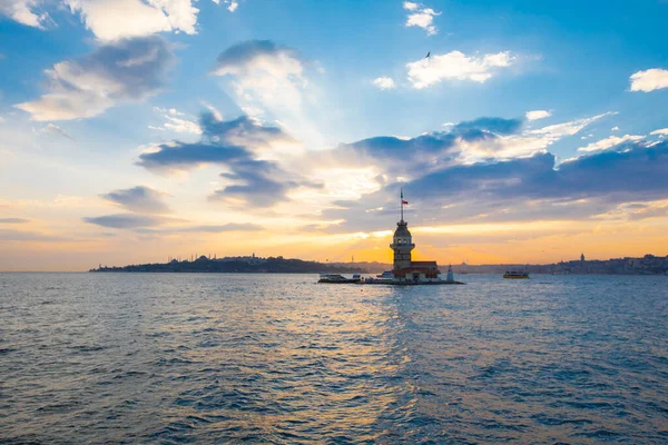Günbatımı ve akşam parlamento saatleri Maiden 's Tower dünyanın en çok fotoğraflanan mimarisi unvanına sahip..