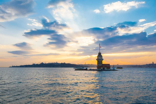 Günbatımı ve akşam parlamento saatleri Maiden 's Tower dünyanın en çok fotoğraflanan mimarisi unvanına sahip..