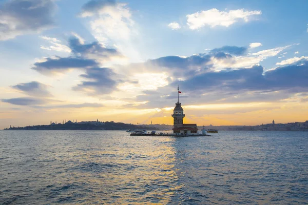 Günbatımı ve akşam parlamento saatleri Maiden 's Tower dünyanın en çok fotoğraflanan mimarisi unvanına sahip..
