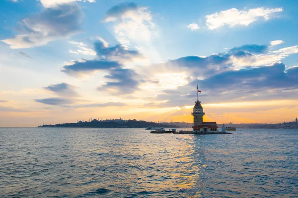 Günbatımı ve akşam parlamento saatleri Maiden 's Tower dünyanın en çok fotoğraflanan mimarisi unvanına sahip..