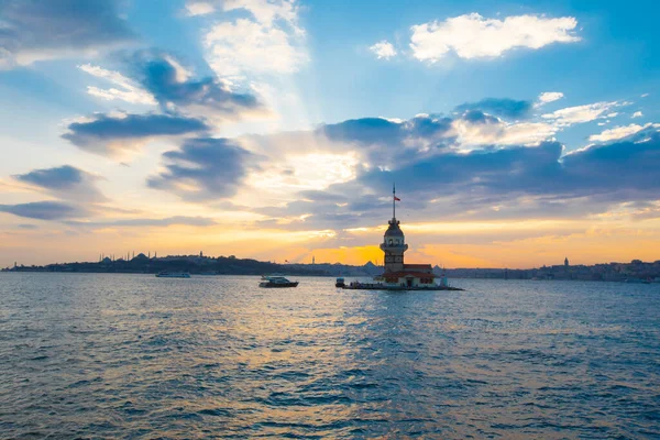Günbatımı ve akşam parlamento saatleri Maiden 's Tower dünyanın en çok fotoğraflanan mimarisi unvanına sahip..