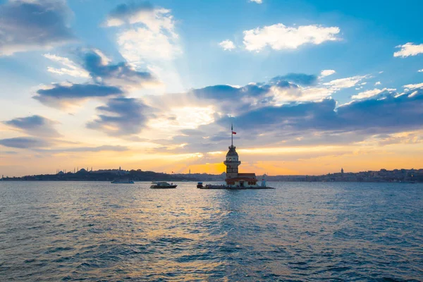 Günbatımı ve akşam parlamento saatleri Maiden 's Tower dünyanın en çok fotoğraflanan mimarisi unvanına sahip..
