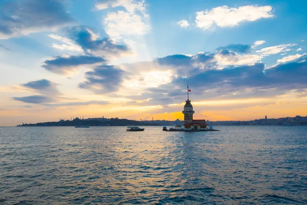 Günbatımı ve akşam parlamento saatleri Maiden 's Tower dünyanın en çok fotoğraflanan mimarisi unvanına sahip..