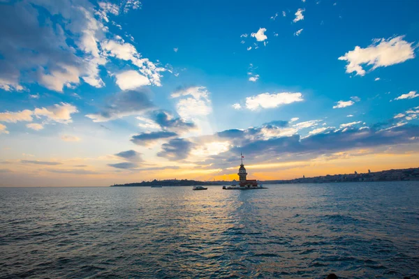Günbatımı ve akşam parlamento saatleri Maiden 's Tower dünyanın en çok fotoğraflanan mimarisi unvanına sahip..