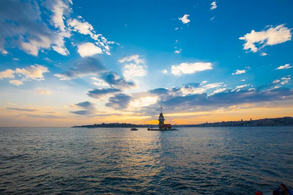 Günbatımı ve akşam parlamento saatleri Maiden 's Tower dünyanın en çok fotoğraflanan mimarisi unvanına sahip..