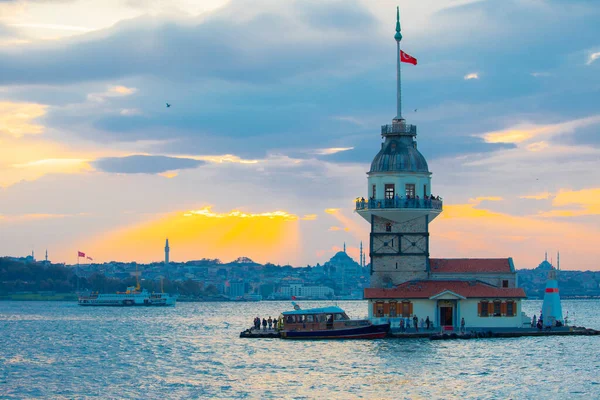 Günbatımı ve akşam parlamento saatleri Maiden 's Tower dünyanın en çok fotoğraflanan mimarisi unvanına sahip..