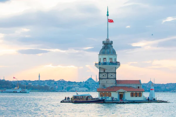 Günbatımı ve akşam parlamento saatleri Maiden 's Tower dünyanın en çok fotoğraflanan mimarisi unvanına sahip..